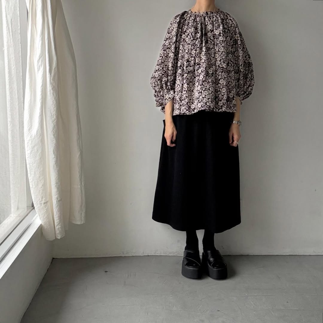 R&D.M.Co ワイルドベリーリネンギャザースモック　ブラック×フラックス