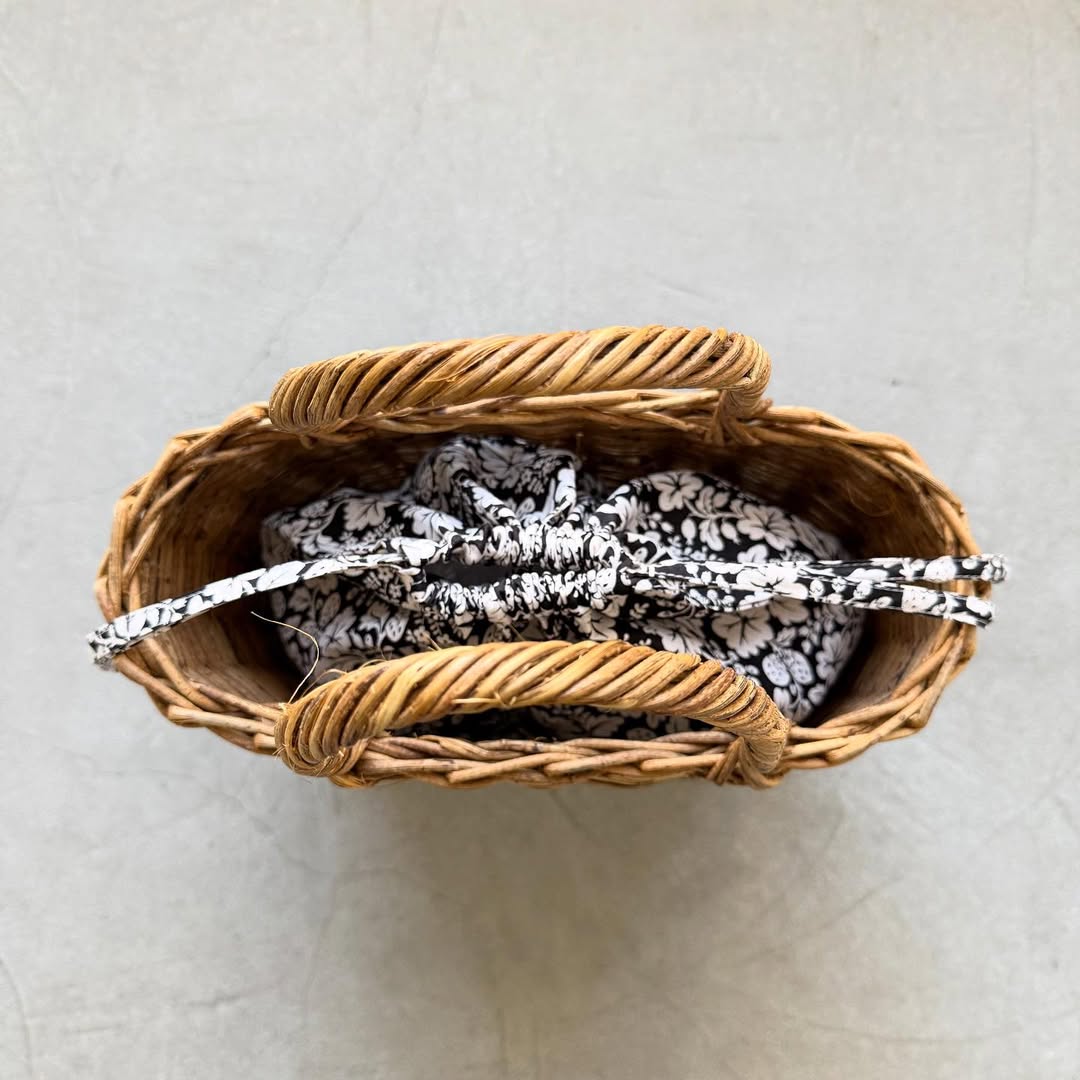 R&D.M.Co  ワイルドベリーリネンドローストリングバッグラージ　ブラック×ホワイト