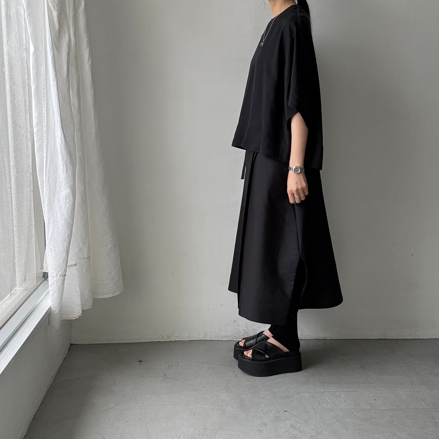 TENNE HANDCRAFTED MODERN ハーフスリーブトップス　ブラック