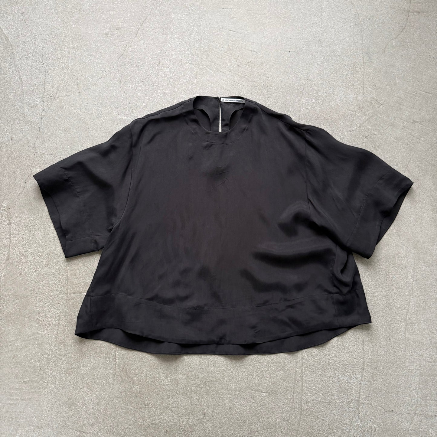 TENNE HANDCRAFTED MODERN ハーフスリーブトップス　ブラック