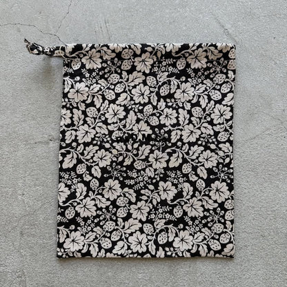 R&D.M.Co  ワイルドベリーリネンドローストリングバッグスモール
ブラック×フラックス