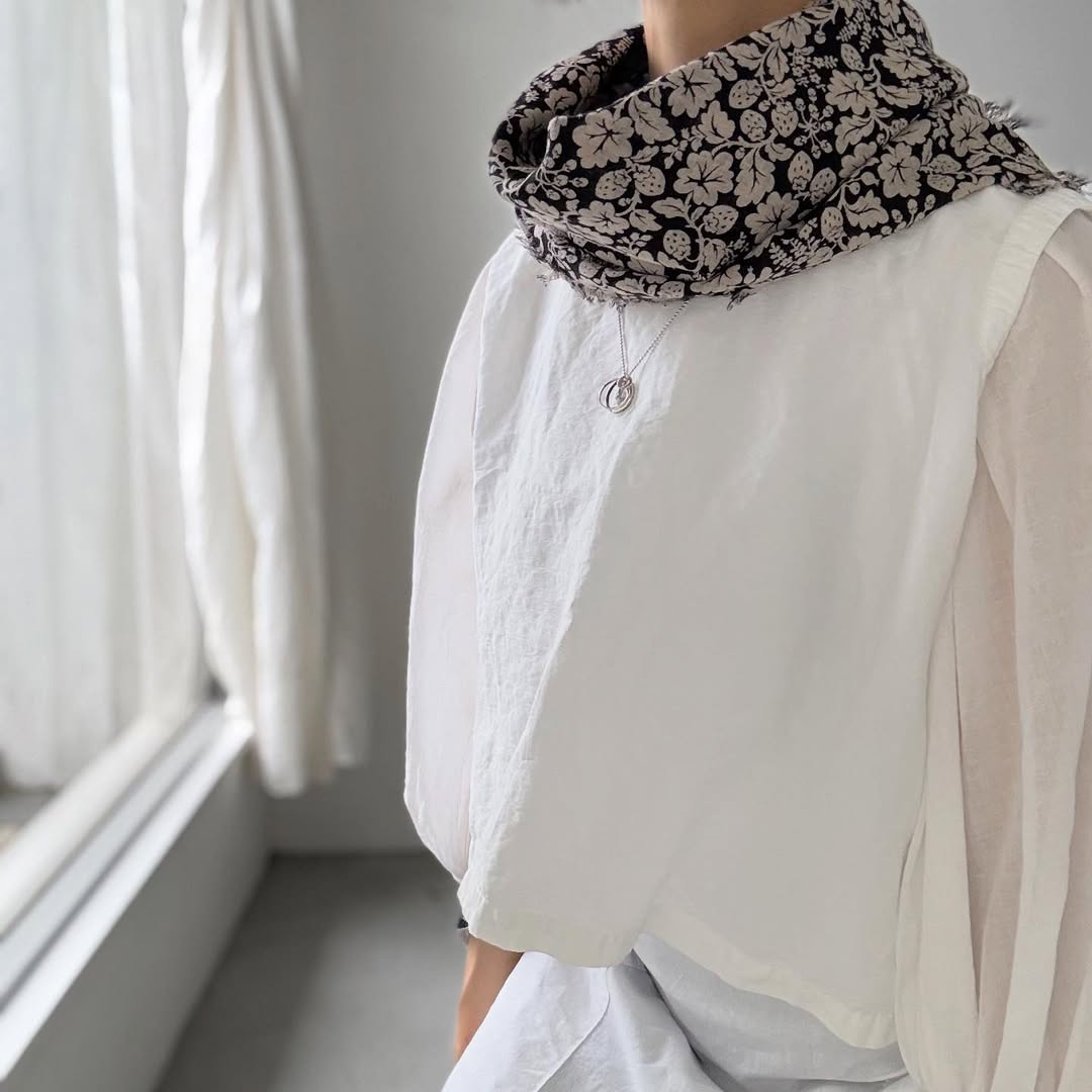 R&D.M.Co  ワイルドベリーガーゼショール　ブラック×フラックス