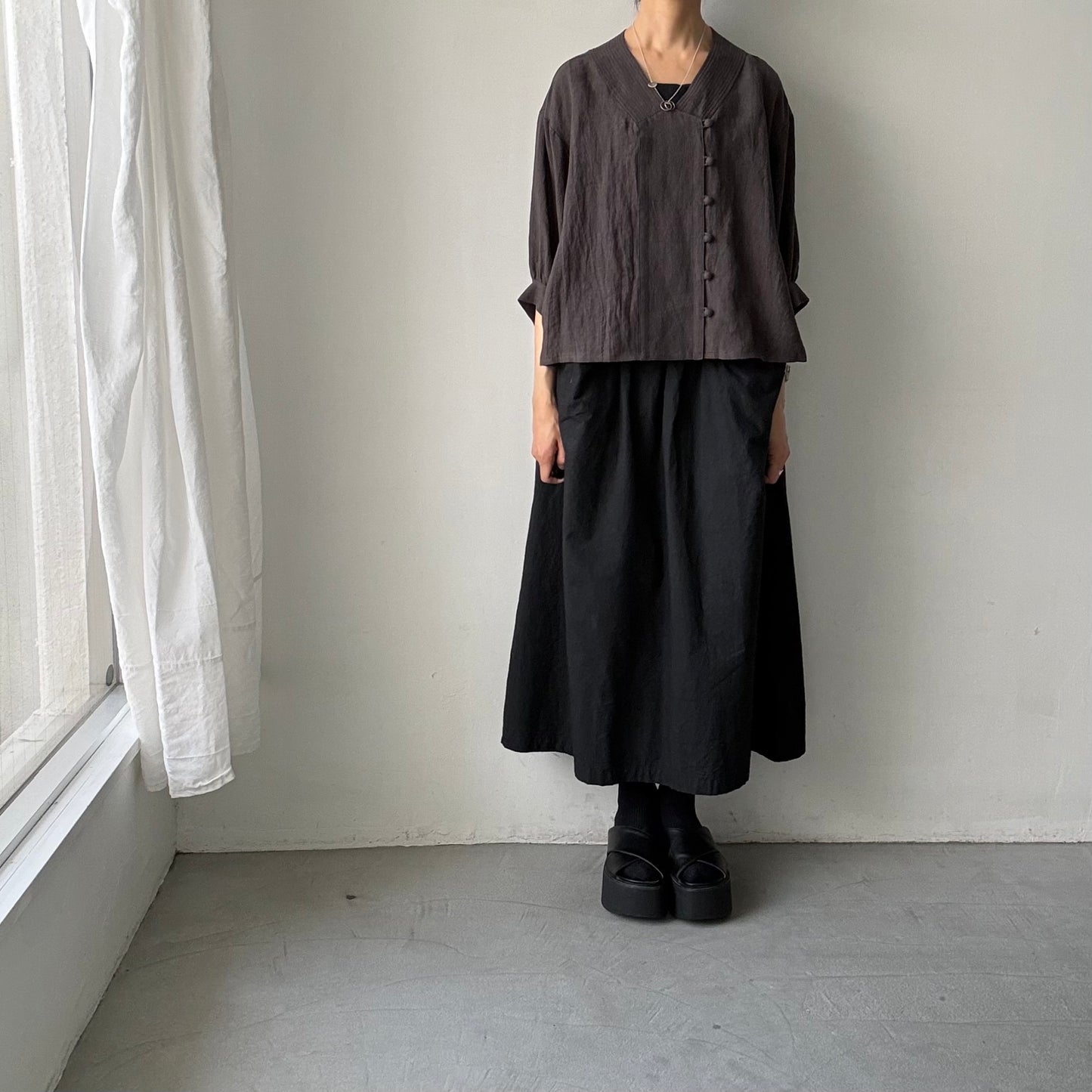 atelier naruse  リネンステッチVネックブラウス