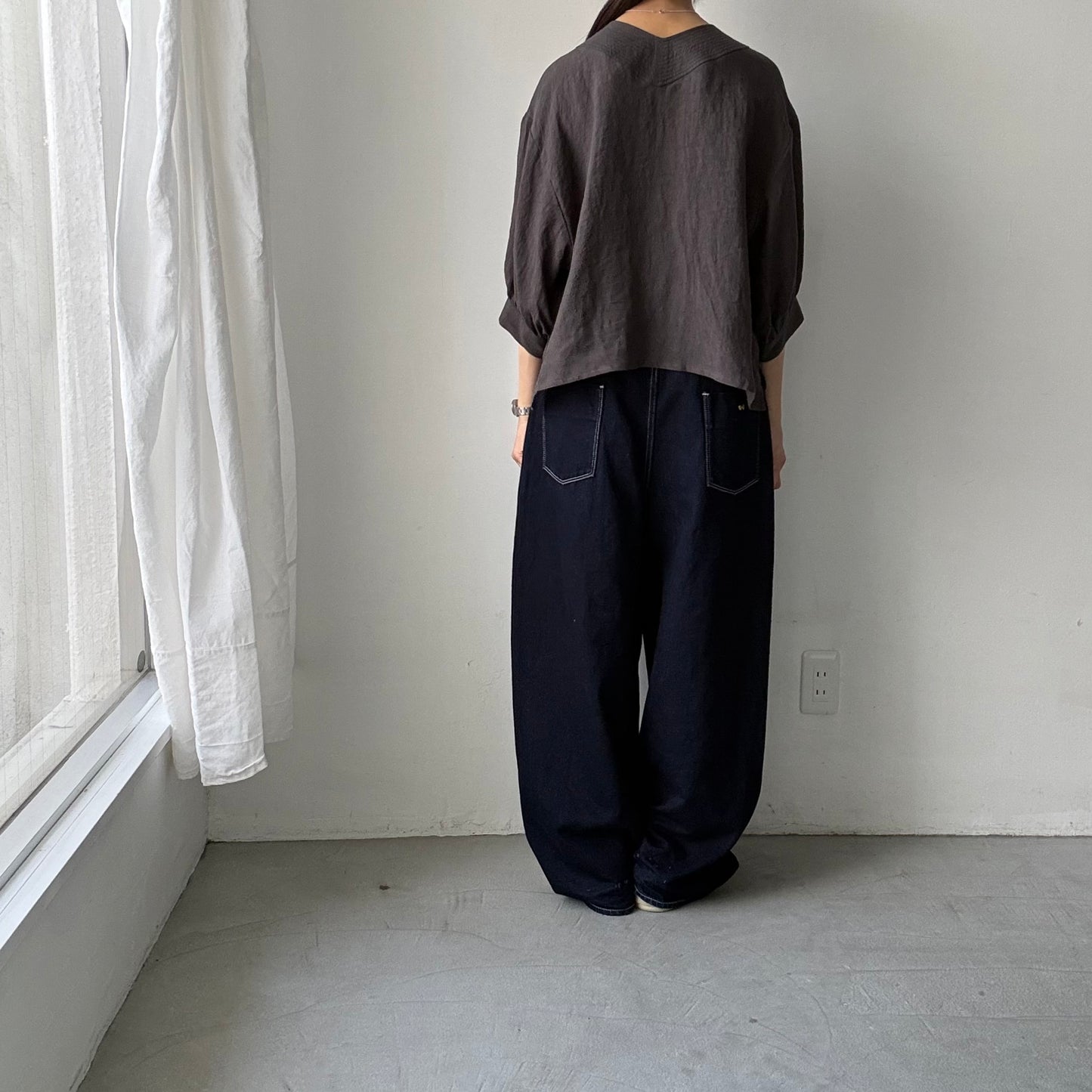 atelier naruse  リネンステッチVネックブラウス