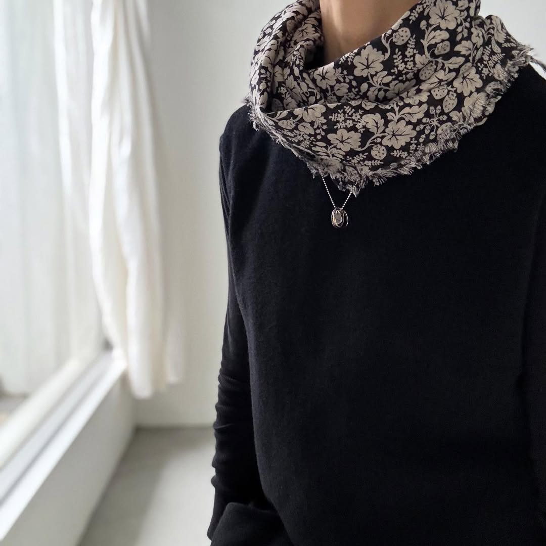 R&D.M.Co  ワイルドベリーガーゼショール　ブラック×フラックス