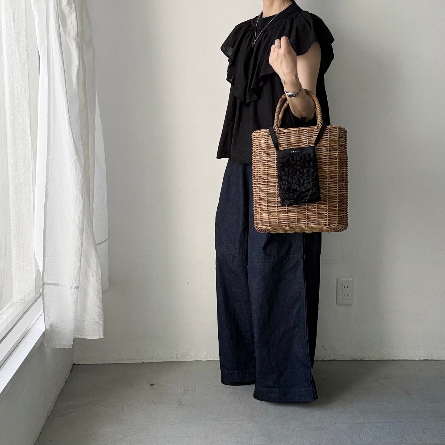 R&D.M.Co プレーンシルクフリルポシェット　ブラック