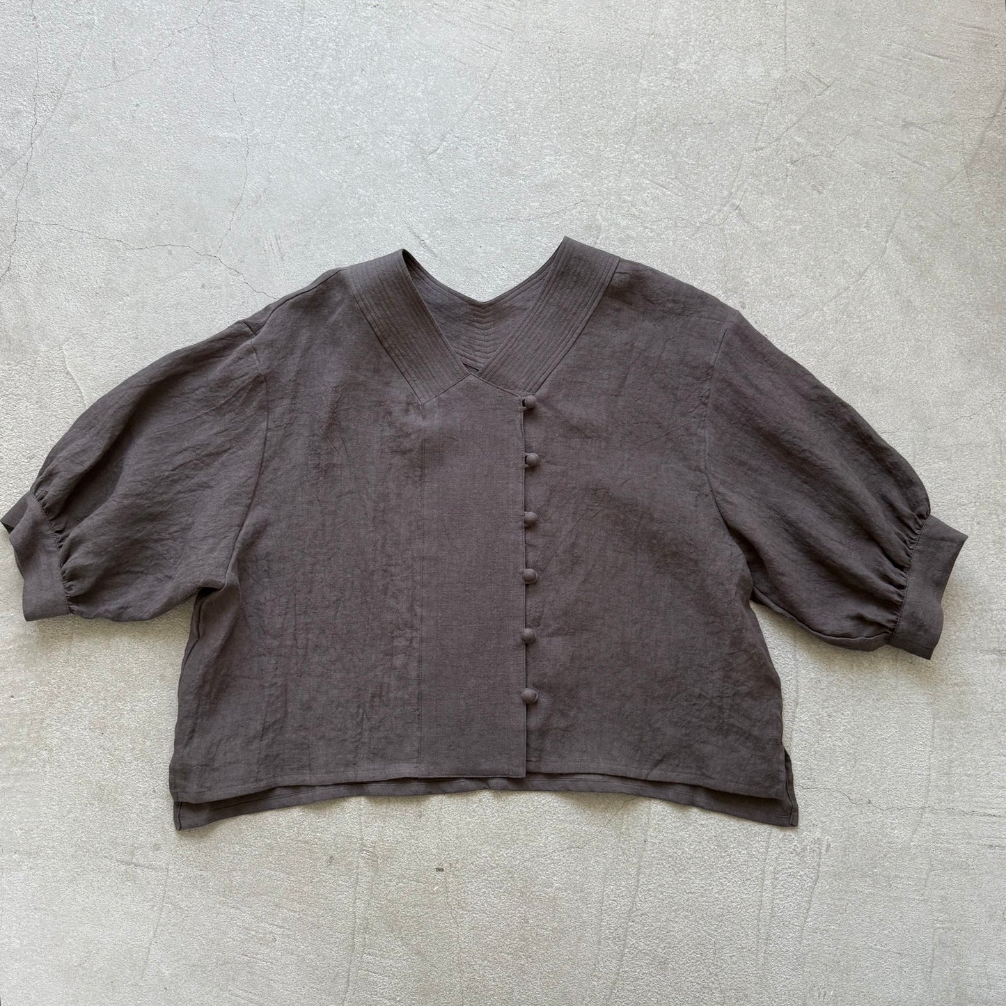 atelier naruse  リネンステッチVネックブラウス