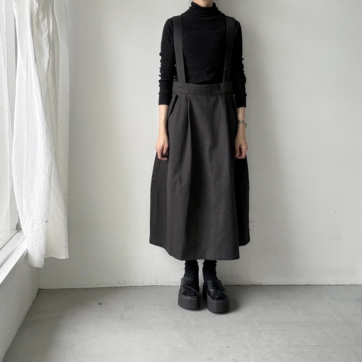 MAGALI キャンバスコットンリネンサスペンダースカート　ブラック