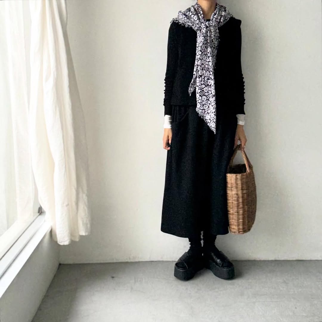 R&D.M.Co  ワイルドベリーガーゼショール　ブラック×ホワイト