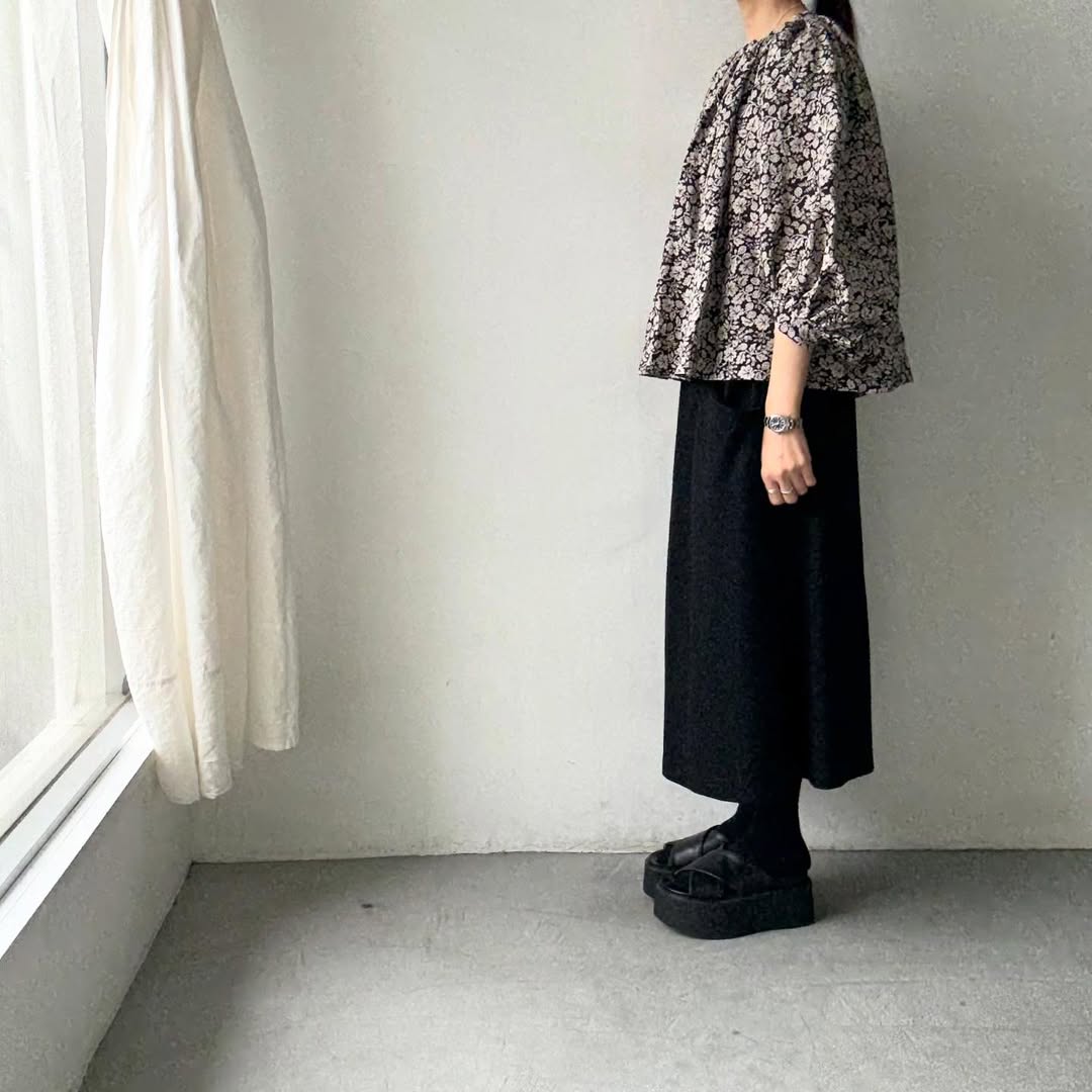R&D.M.Co ワイルドベリーリネンギャザースモック　ブラック×フラックス