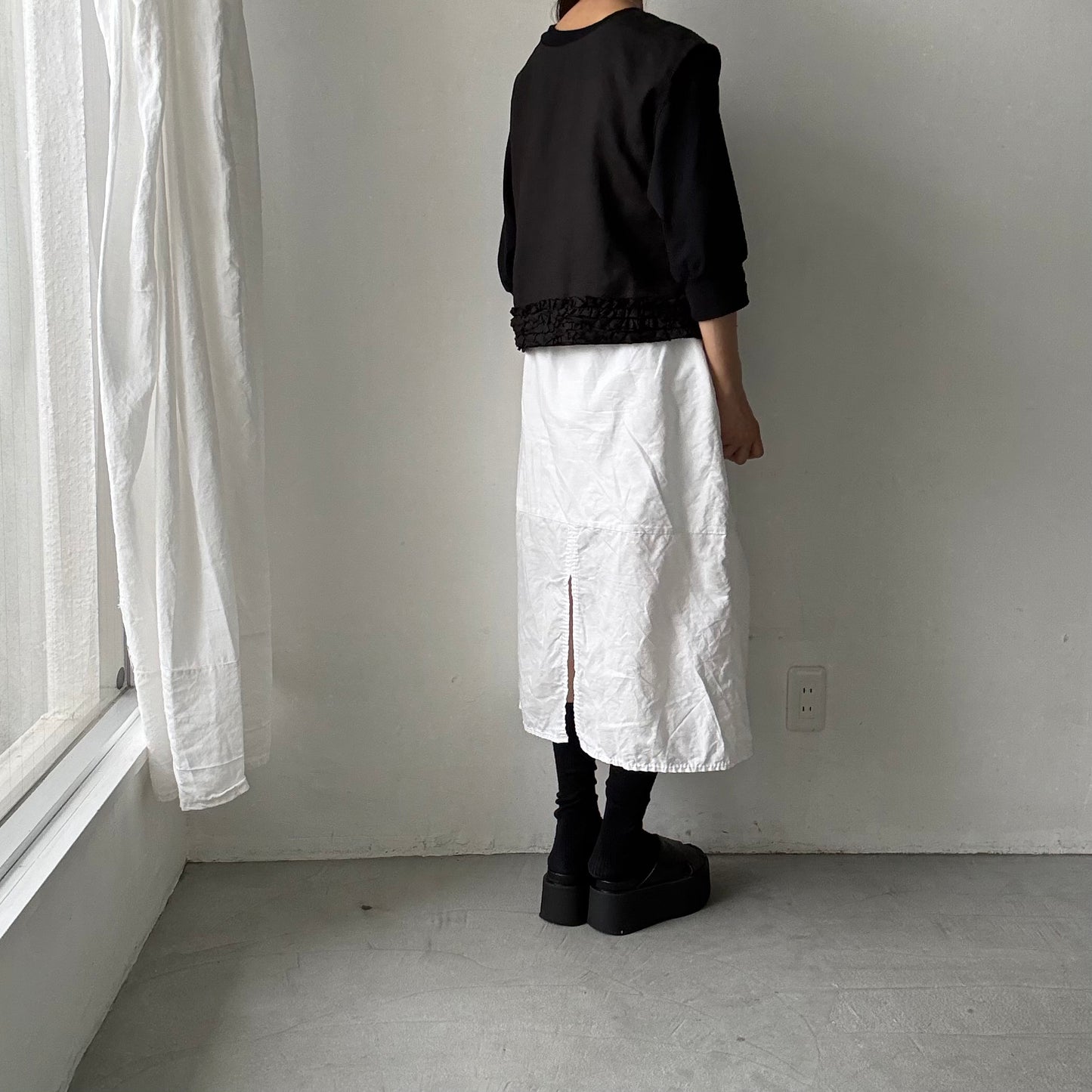 R&D.M.Co  リネンガーメントダイフリルデコレーションボタンビブ