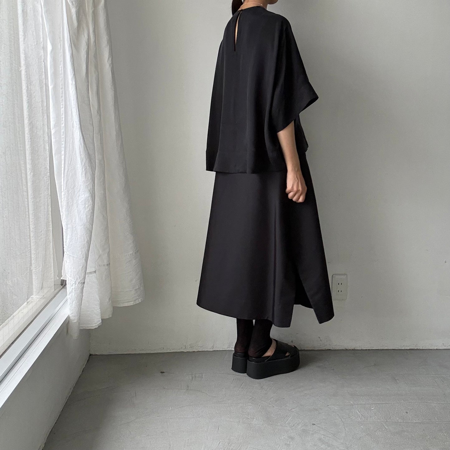 TENNE HANDCRAFTED MODERN ハーフスリーブトップス　ブラック