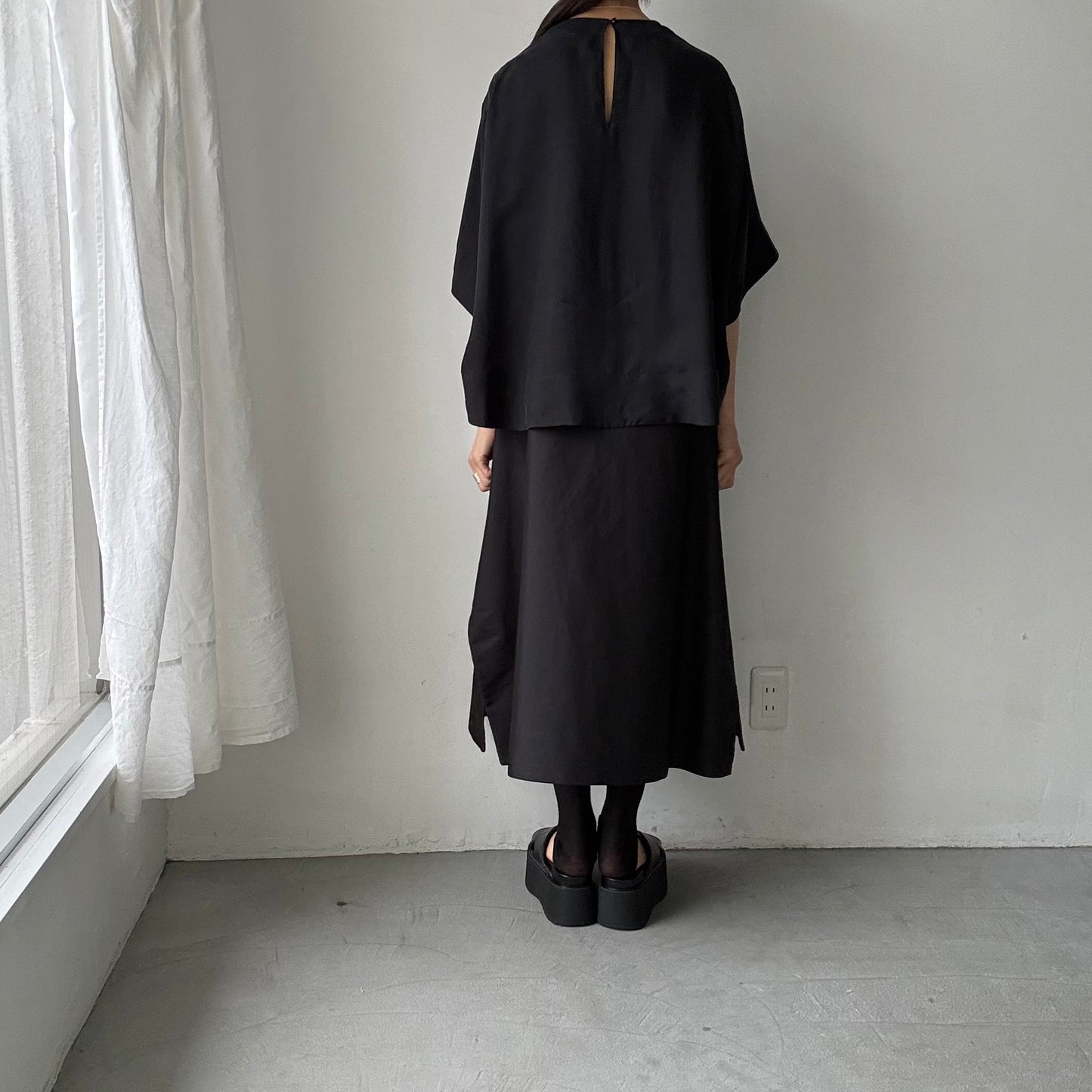 TENNE HANDCRAFTED MODERN ハーフスリーブトップス　ブラック