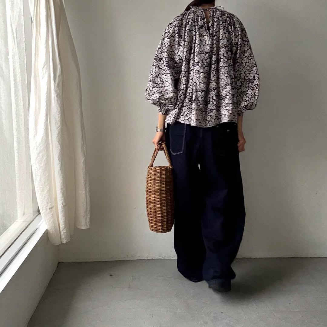R&D.M.Co ワイルドベリーリネンギャザースモック　ブラック×ホワイト