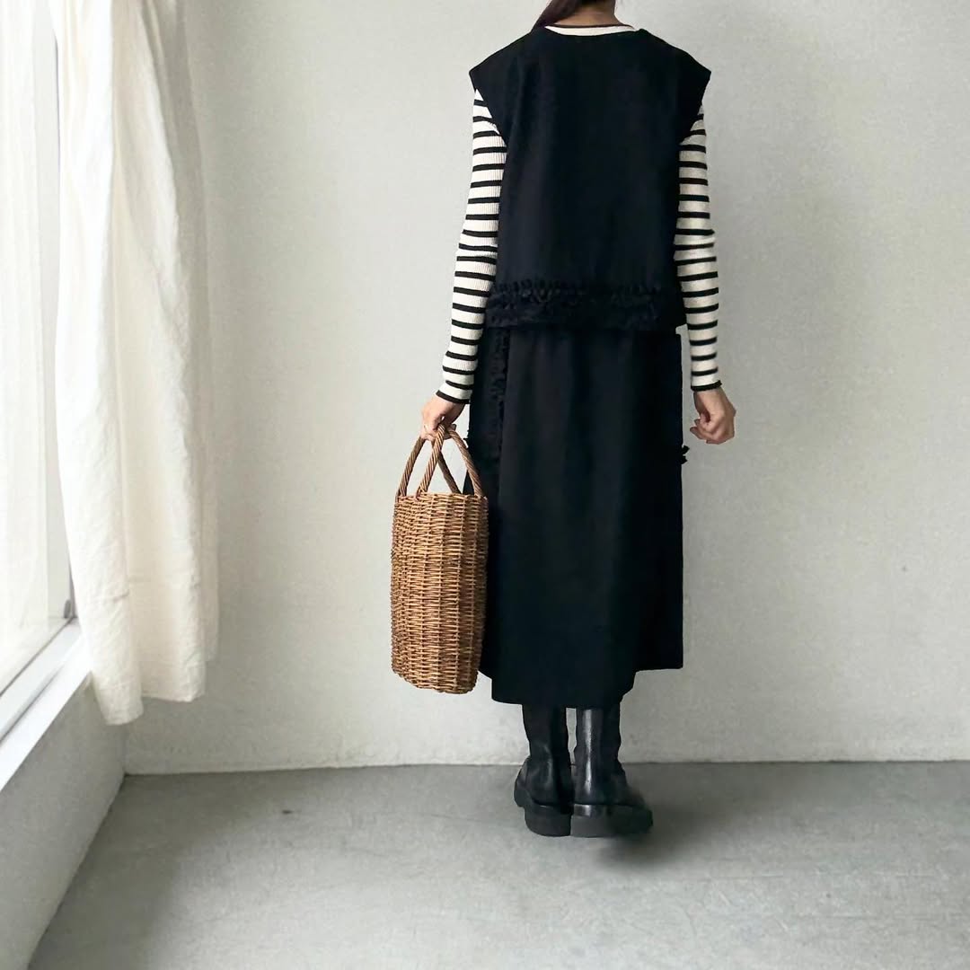 R&D.M.Co  フリルデコレーションボタンビブ　ブラック