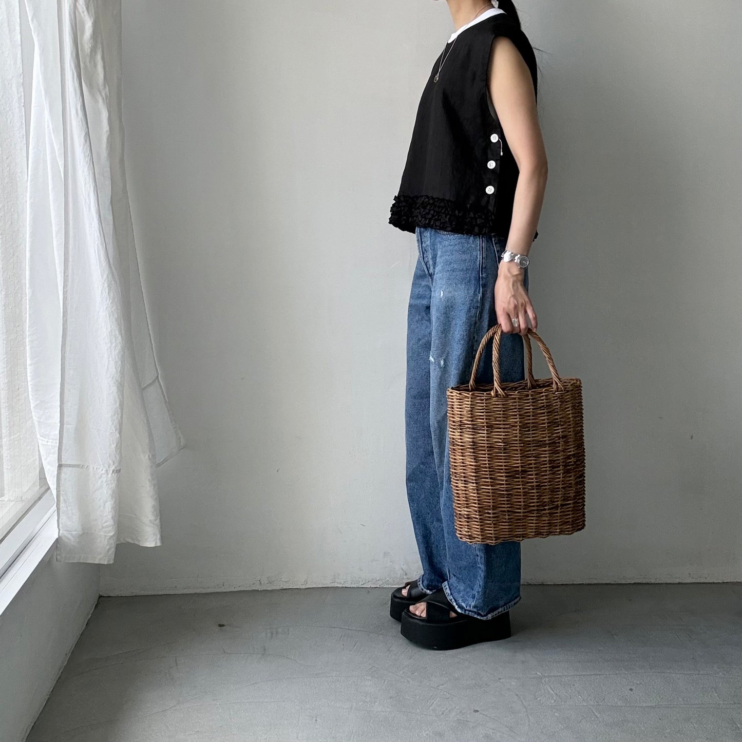R&D.M.Co  リネンガーメントダイフリルデコレーションボタンビブ