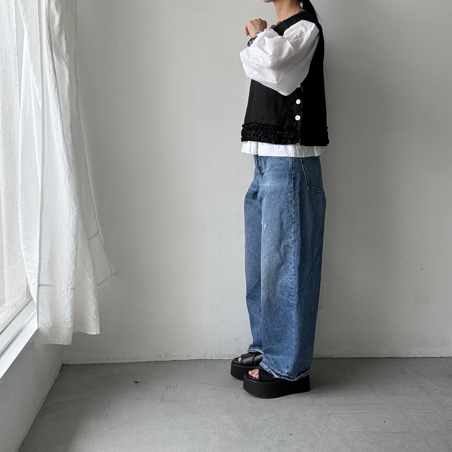 R&D.M.Co  リネンガーメントダイフリルデコレーションボタンビブ