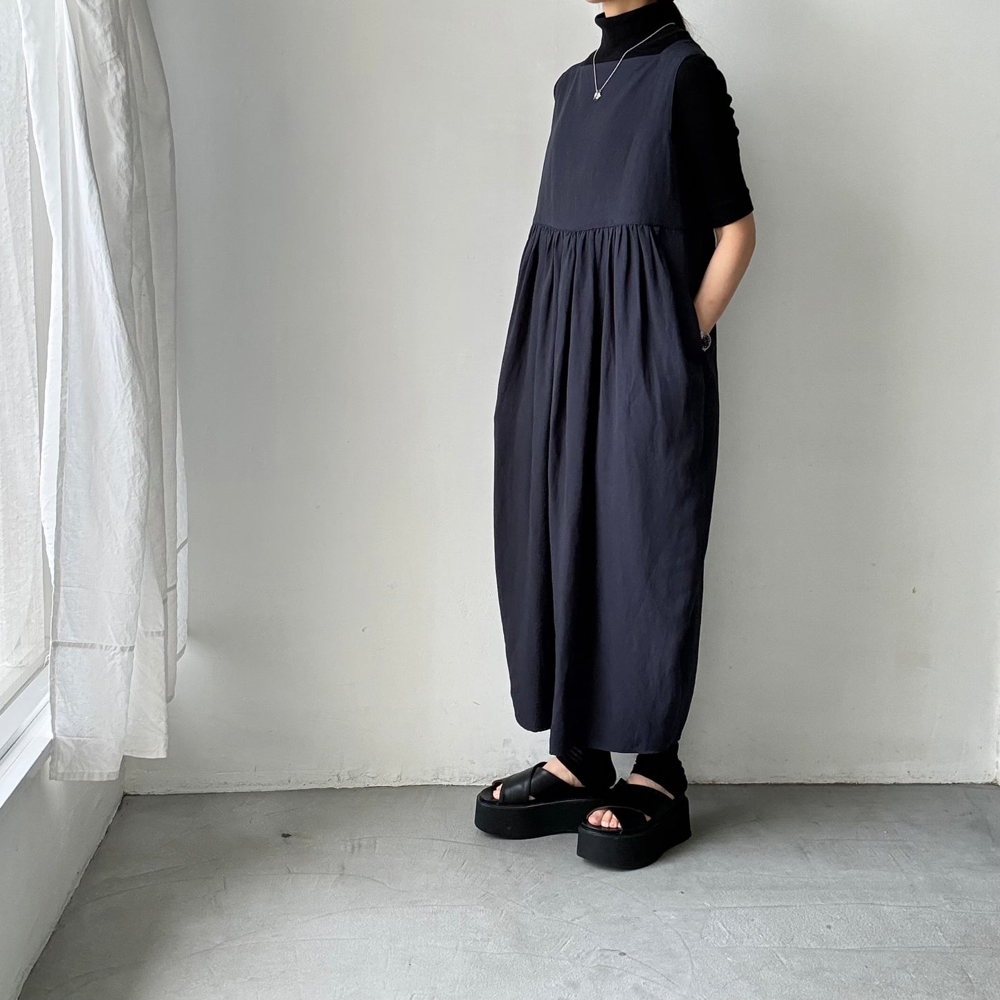 TENNE HANDCRAFTED MODERN ビスコースリネンノースリーブコクーンドレス