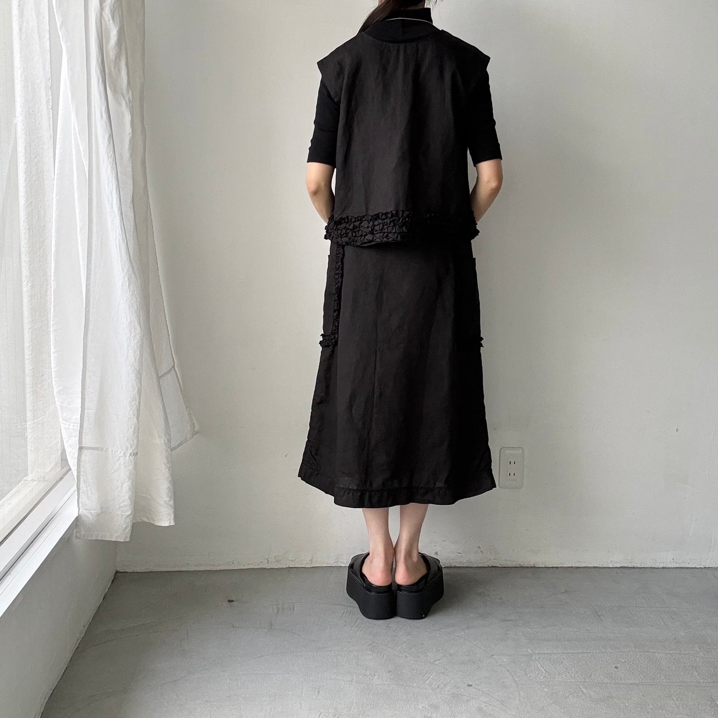 R&D.M.Co  リネンガーメントダイフリルデコレーションボタンビブ