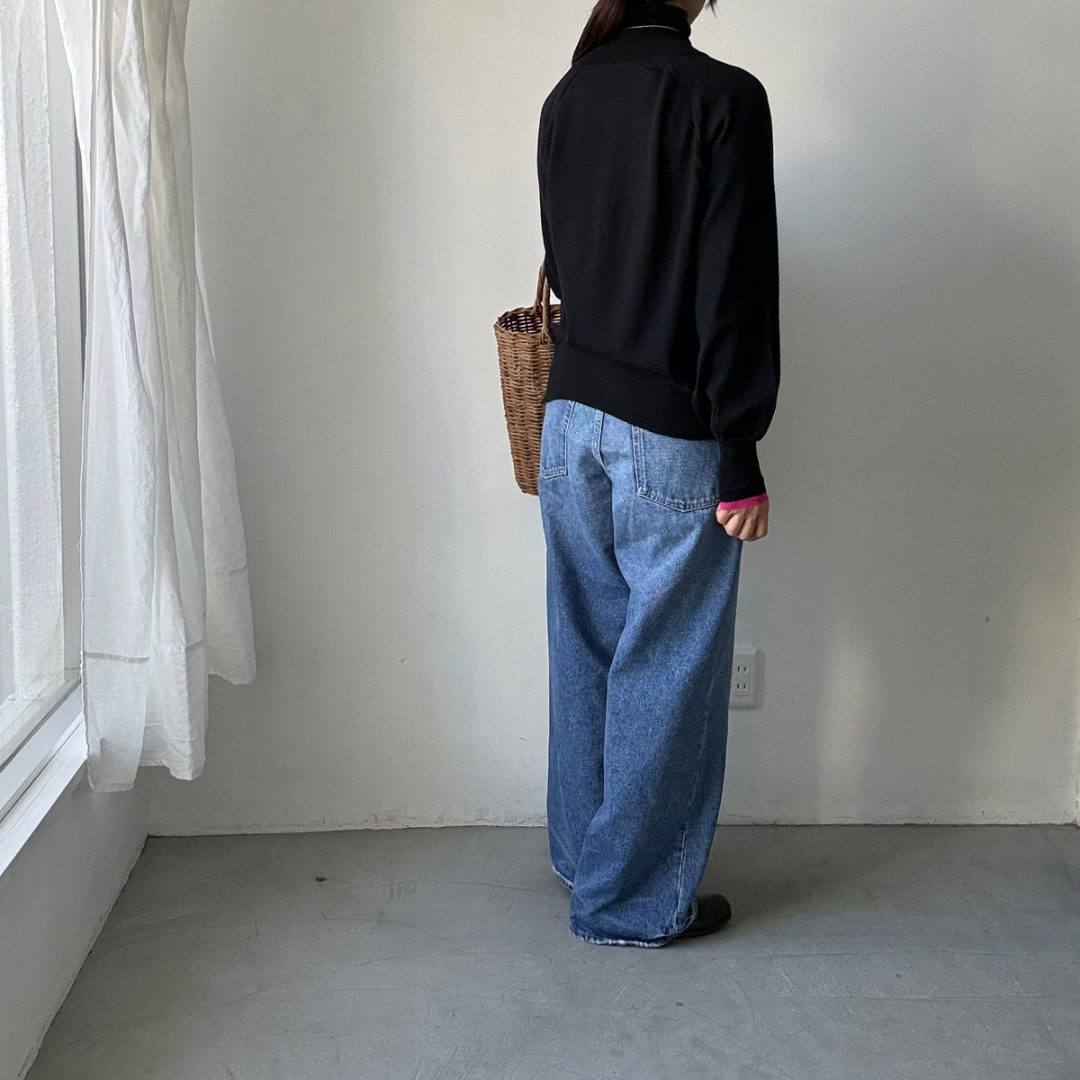 atelier naruse ウールタートルネックニット　ブラック×袖口ピンク