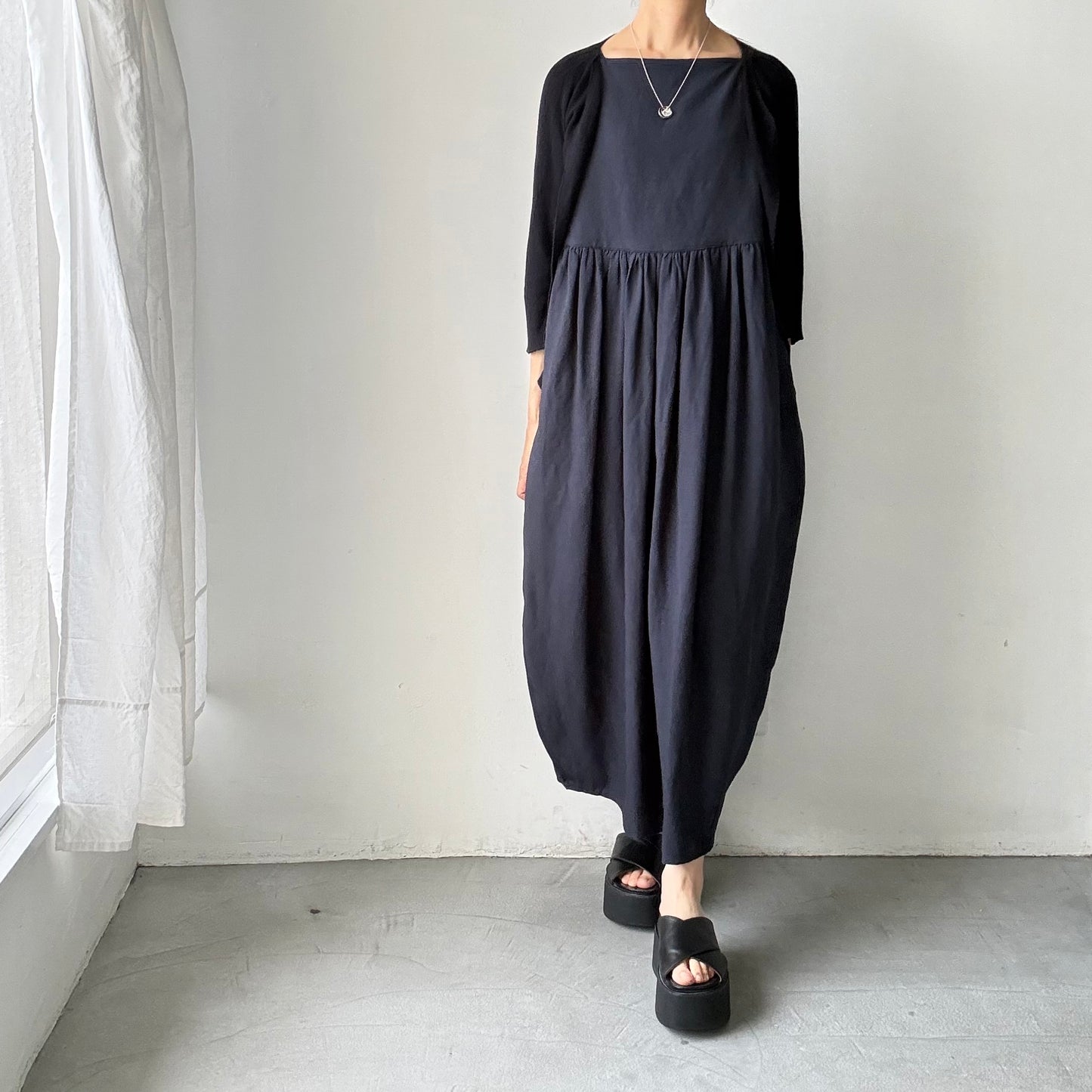TENNE HANDCRAFTED MODERN ビスコースリネンノースリーブコクーンドレス