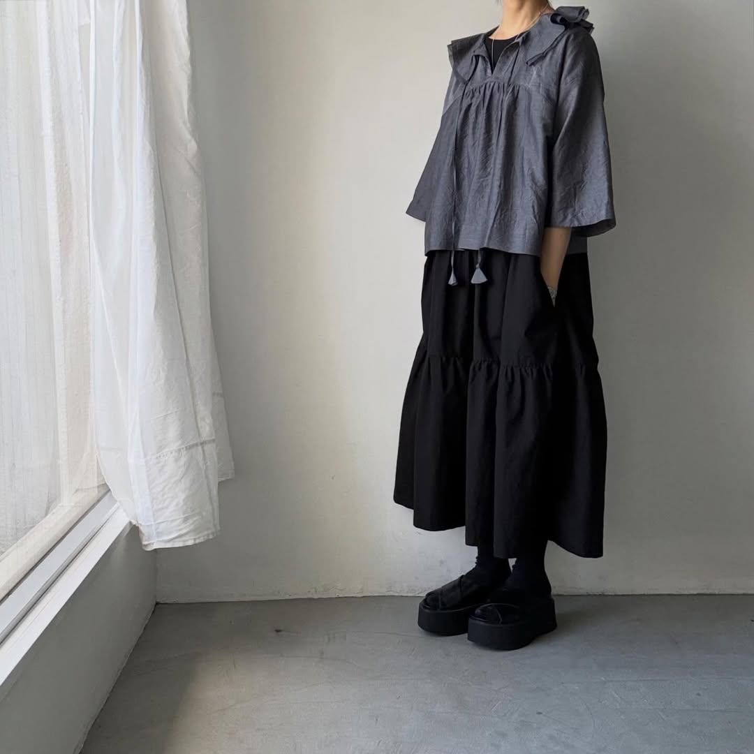 MAGALI コットンシルクブレイドフリルカラーブラウス　グレー