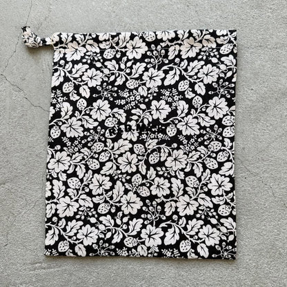 R&D.M.Co  ワイルドベリーリネンドローストリングバッグスモール　ブラック×ホワイト