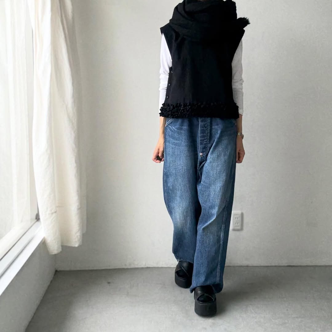 R&D.M.Co  フリルデコレーションボタンビブ　ブラック