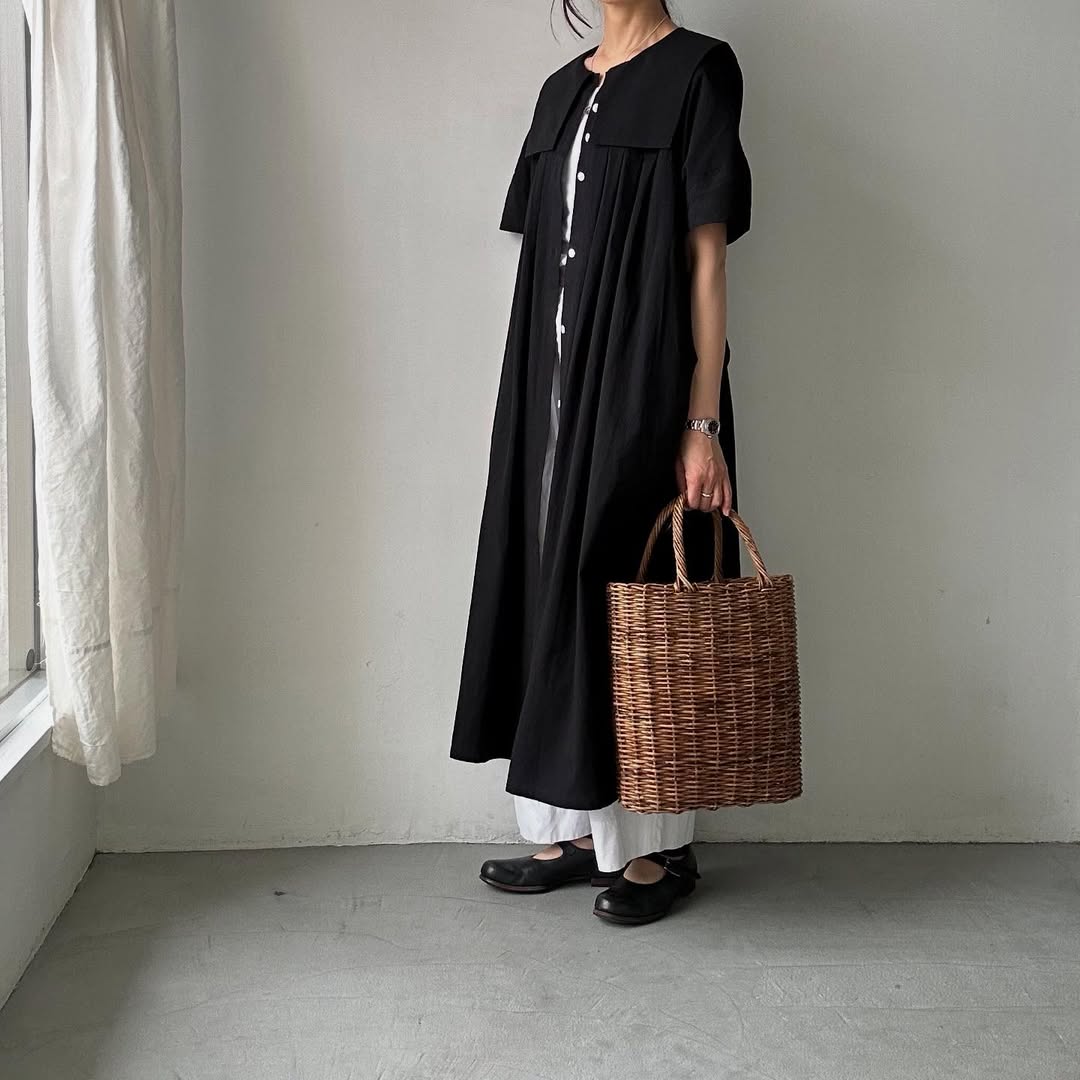 MAGALI 天日干しコットンスクエアカラーワンピース　ブラック