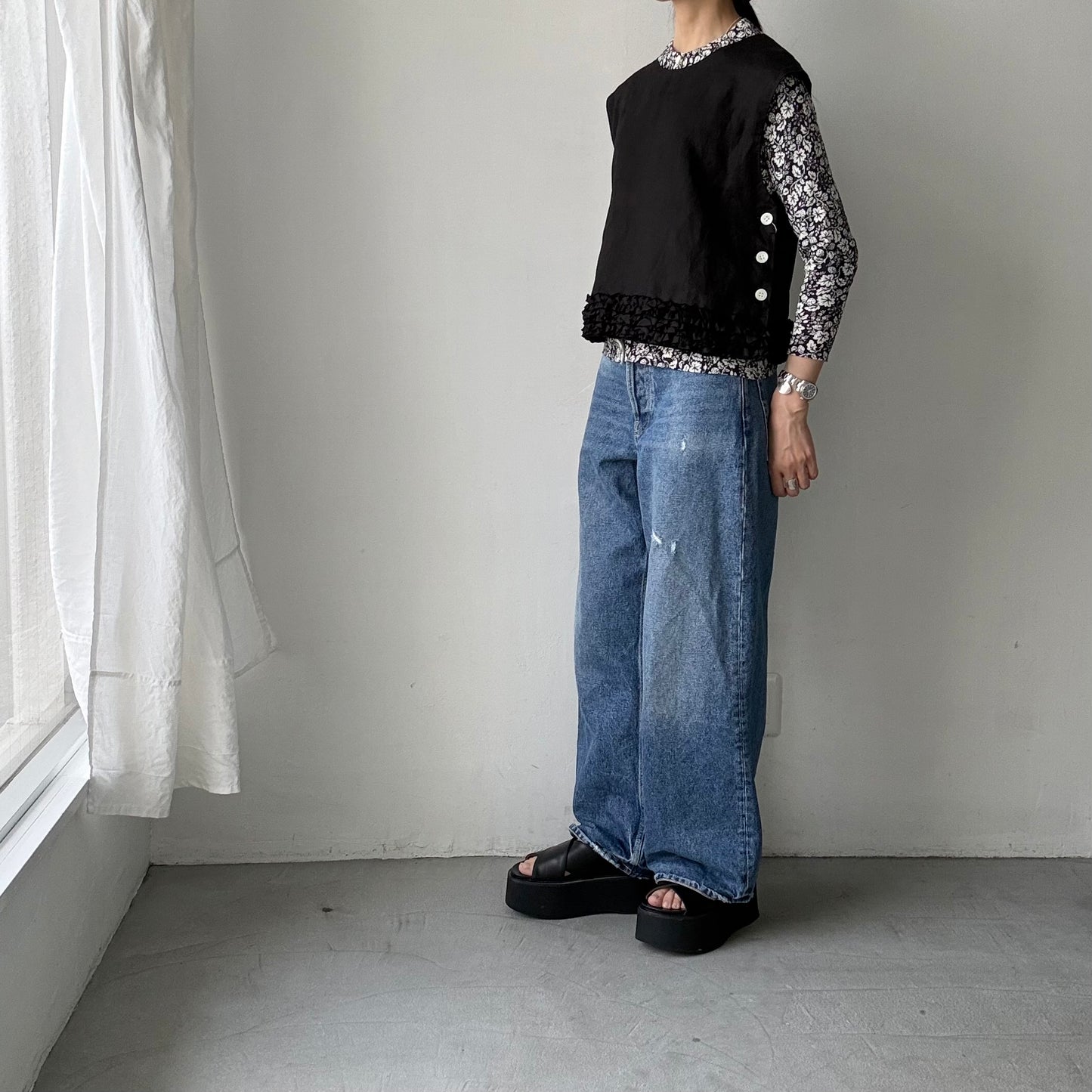 R&D.M.Co  リネンガーメントダイフリルデコレーションボタンビブ