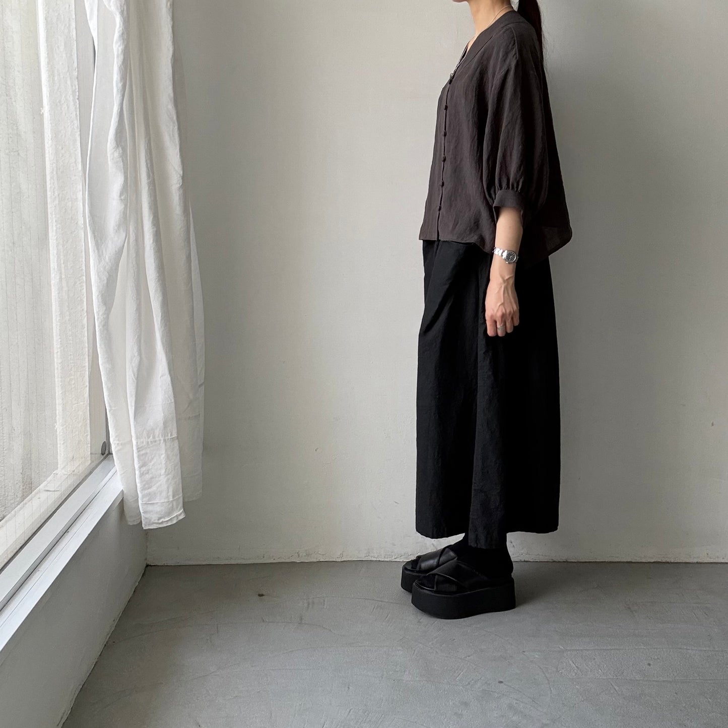 atelier naruse  リネンステッチVネックブラウス