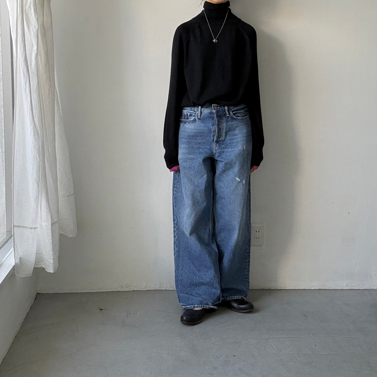 atelier naruse ウールタートルネックニット　ブラック×袖口ピンク