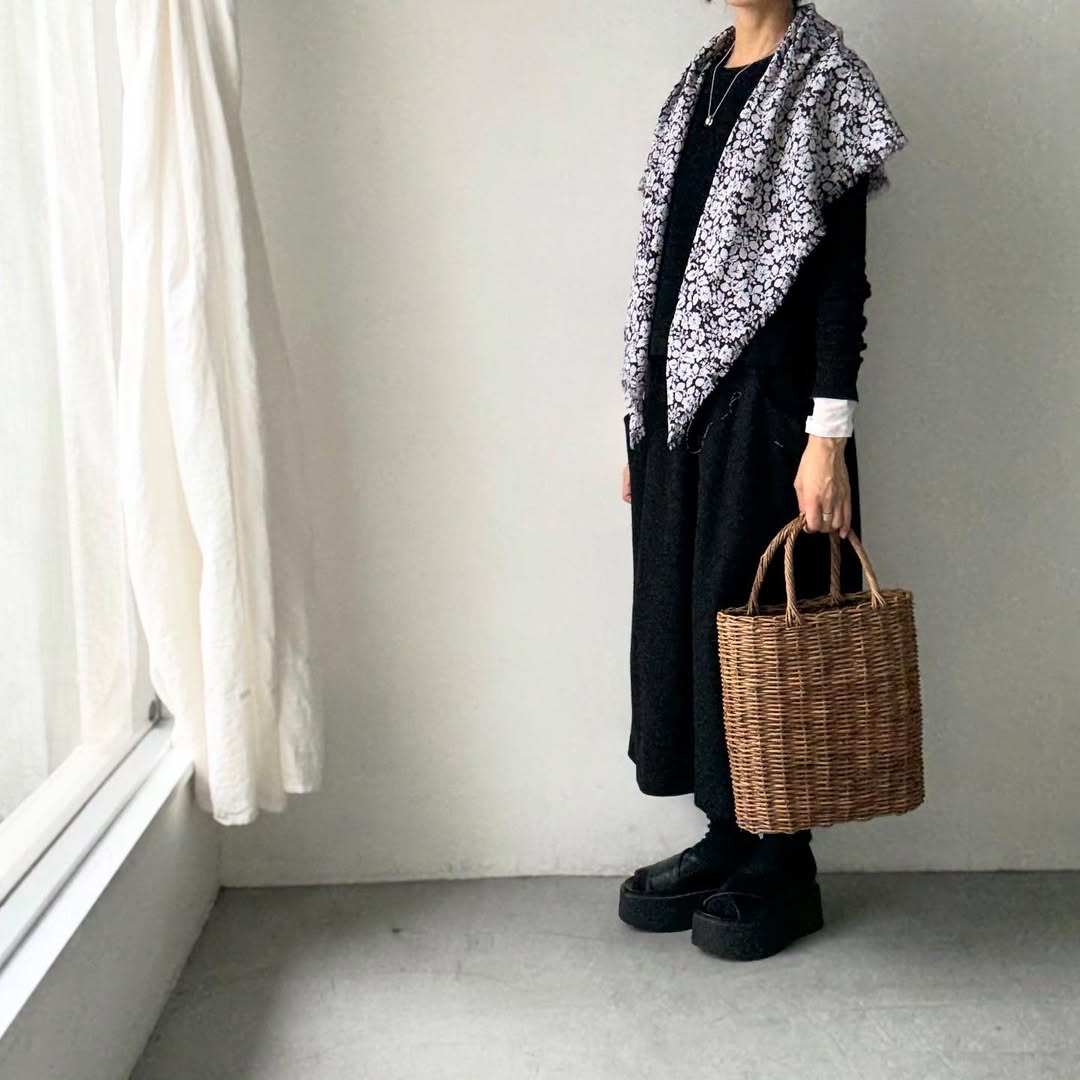 R&D.M.Co  ワイルドベリーガーゼショール　ブラック×ホワイト