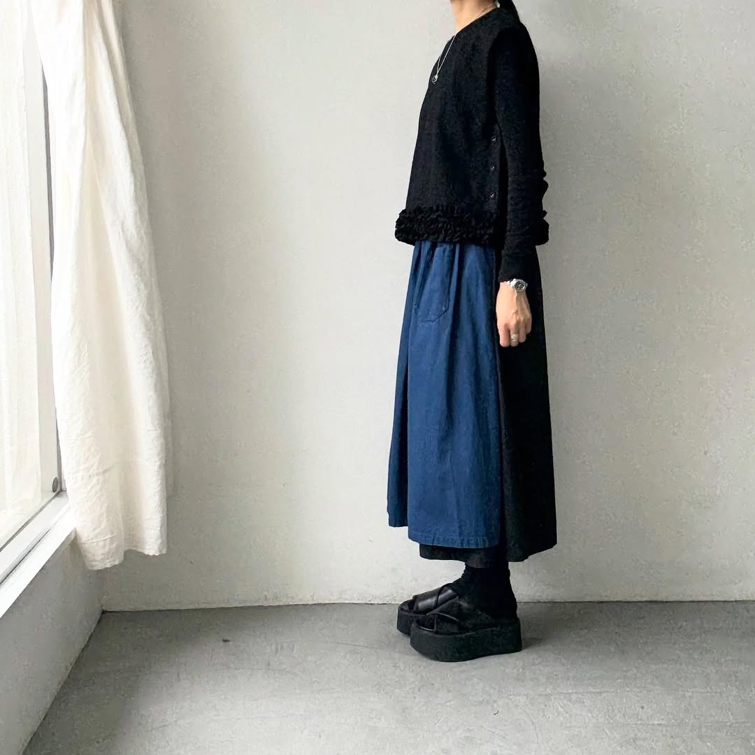 R&D.M.Co  フリルデコレーションボタンビブ　ブラック