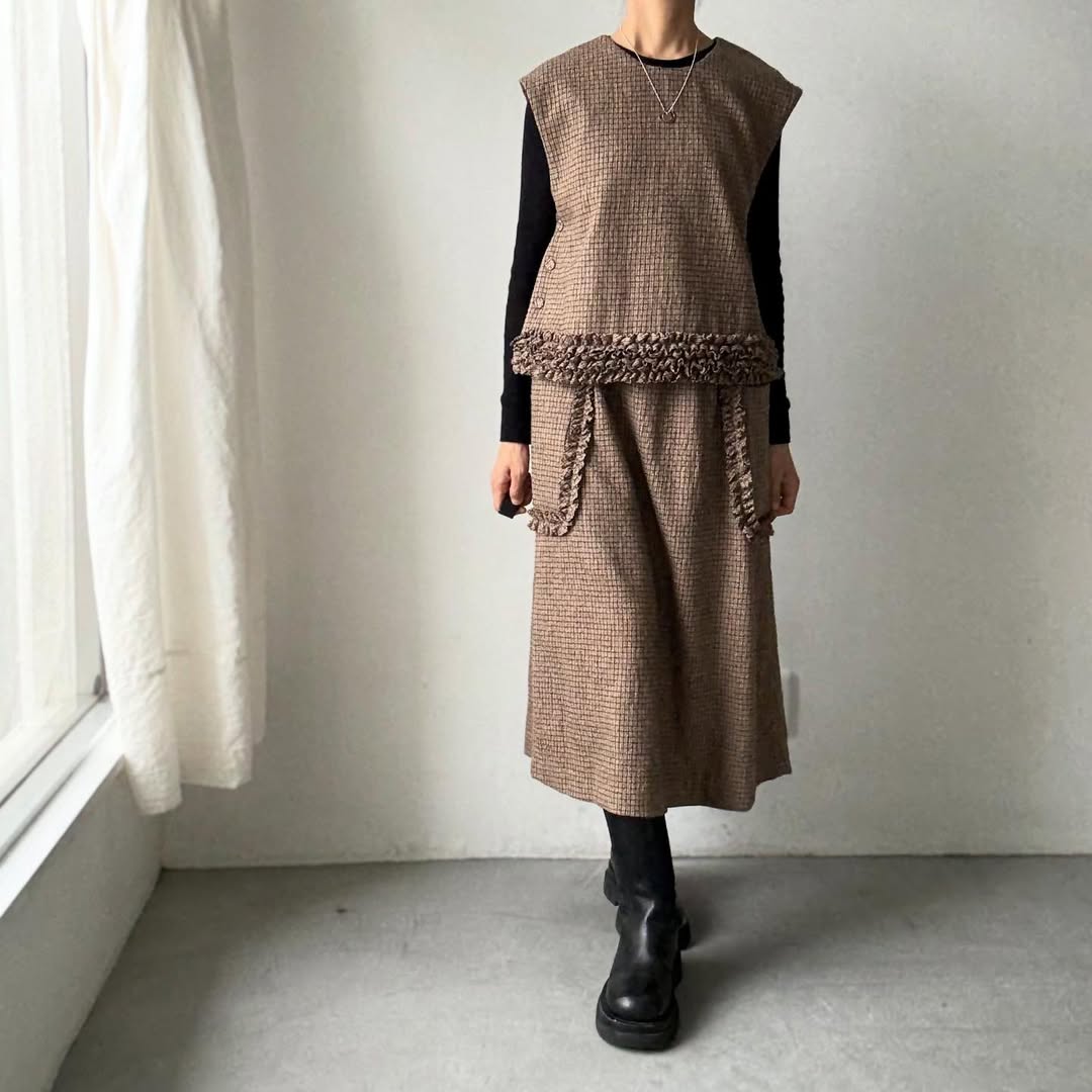 R&D.M.Co  フリルデコレーションボタンビブ　チェック