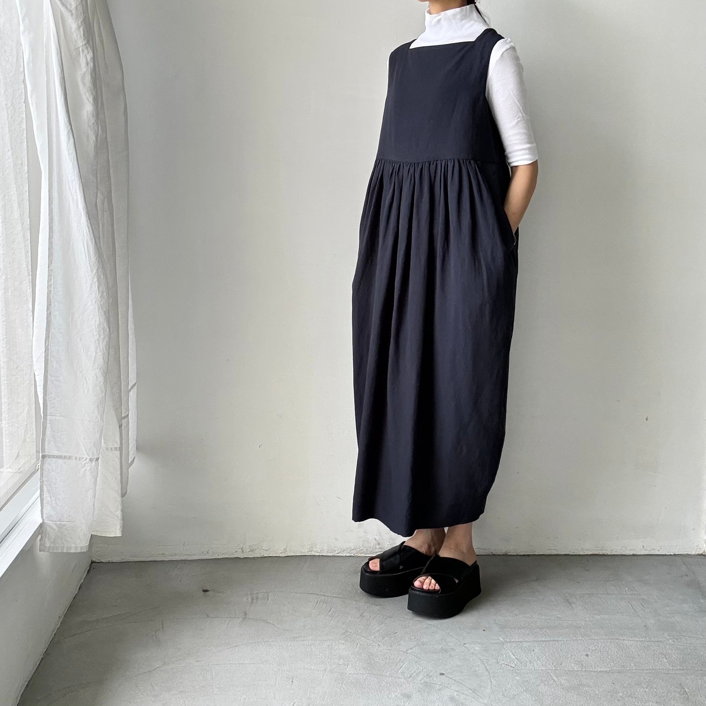 TENNE HANDCRAFTED MODERN ビスコースリネンノースリーブコクーンドレス