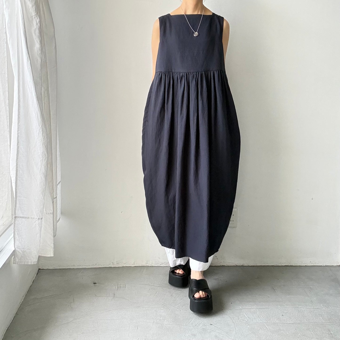 TENNE HANDCRAFTED MODERN ビスコースリネンノースリーブコクーンドレス