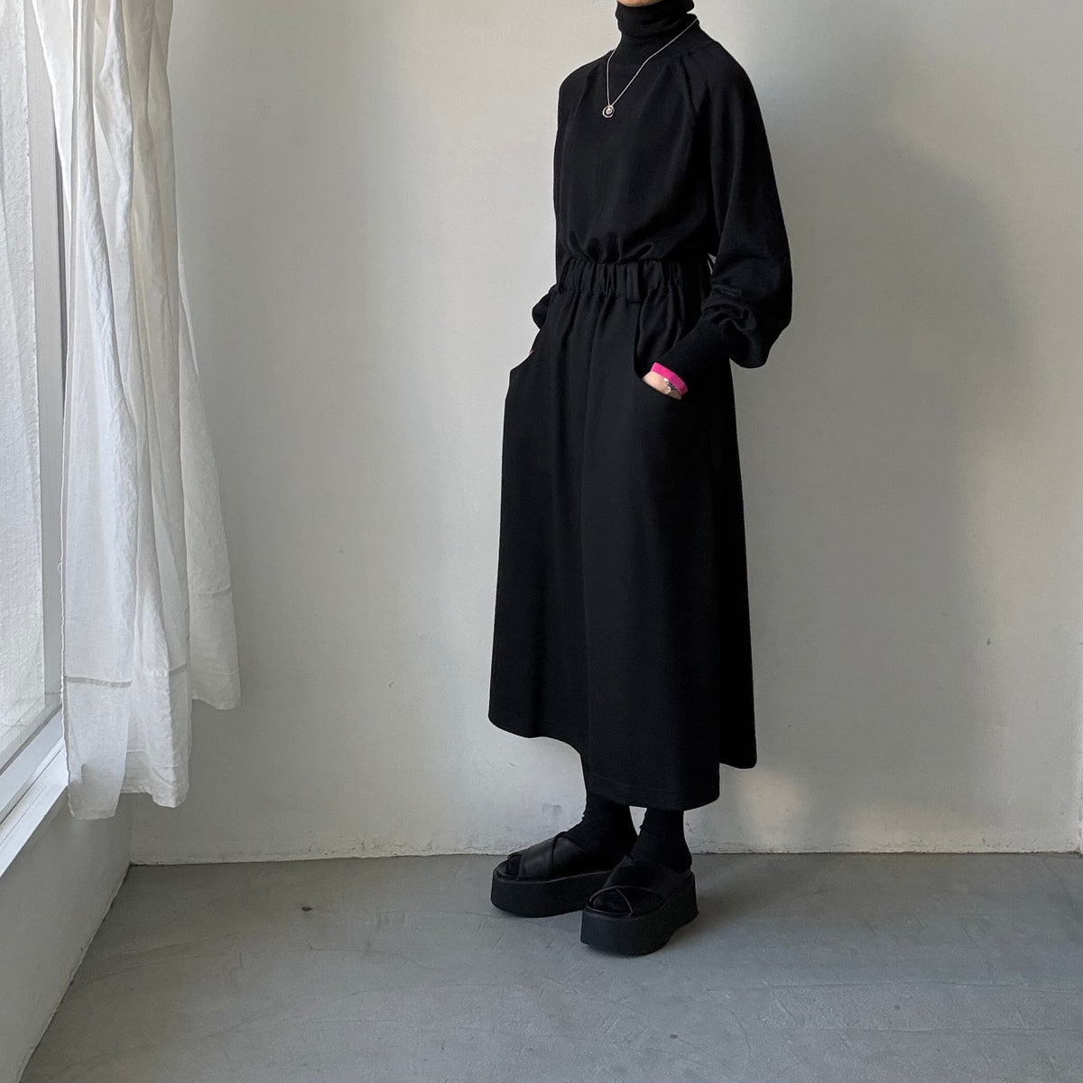 atelier naruse ウールタートルネックニット　ブラック×袖口ピンク