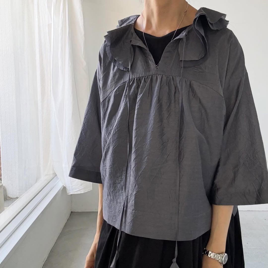 MAGALI コットンシルクブレイドフリルカラーブラウス　グレー