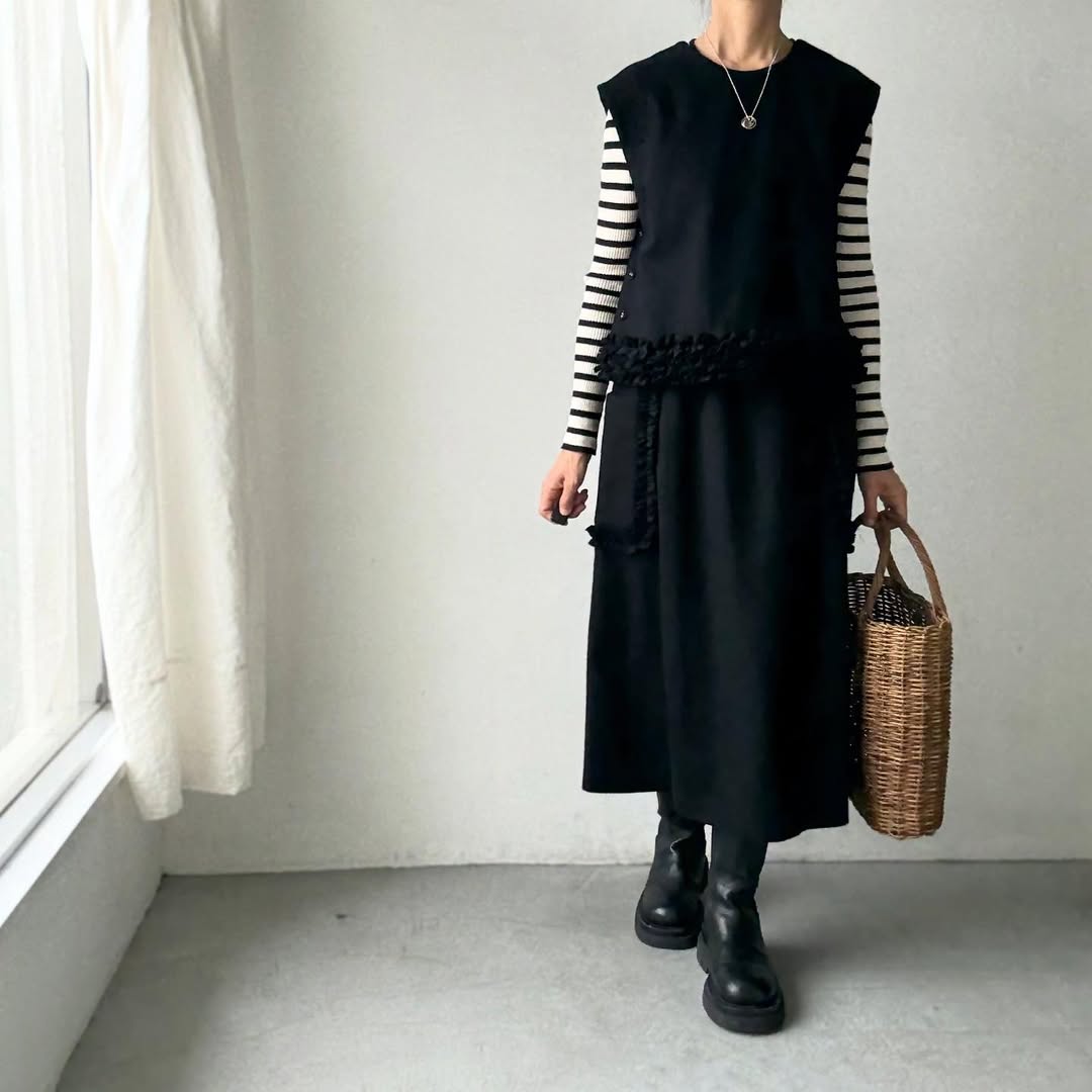 R&D.M.Co  フリルデコレーションボタンビブ　ブラック