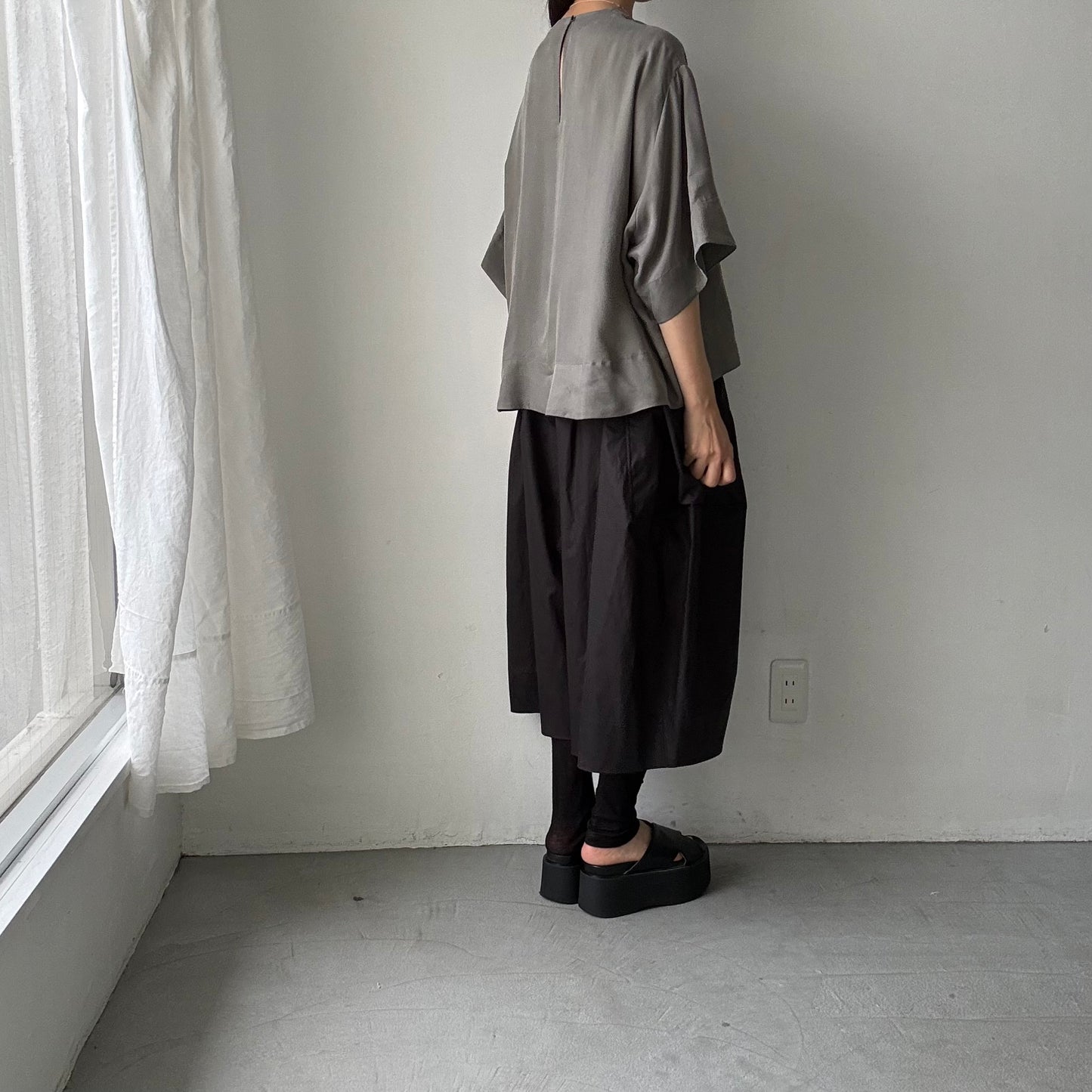 TENNE HANDCRAFTED MODERN ハーフスリーブトップス　グレー