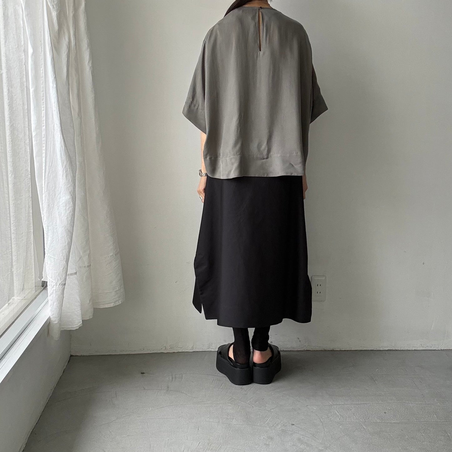 TENNE HANDCRAFTED MODERN ハーフスリーブトップス　グレー
