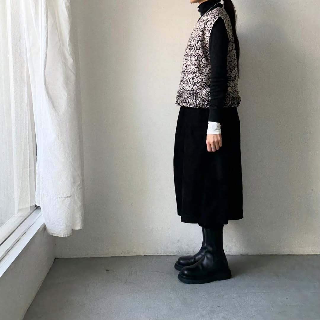 R&D.M.Co  ワイルドベリーリネンフリルデコレーションボタンビブ