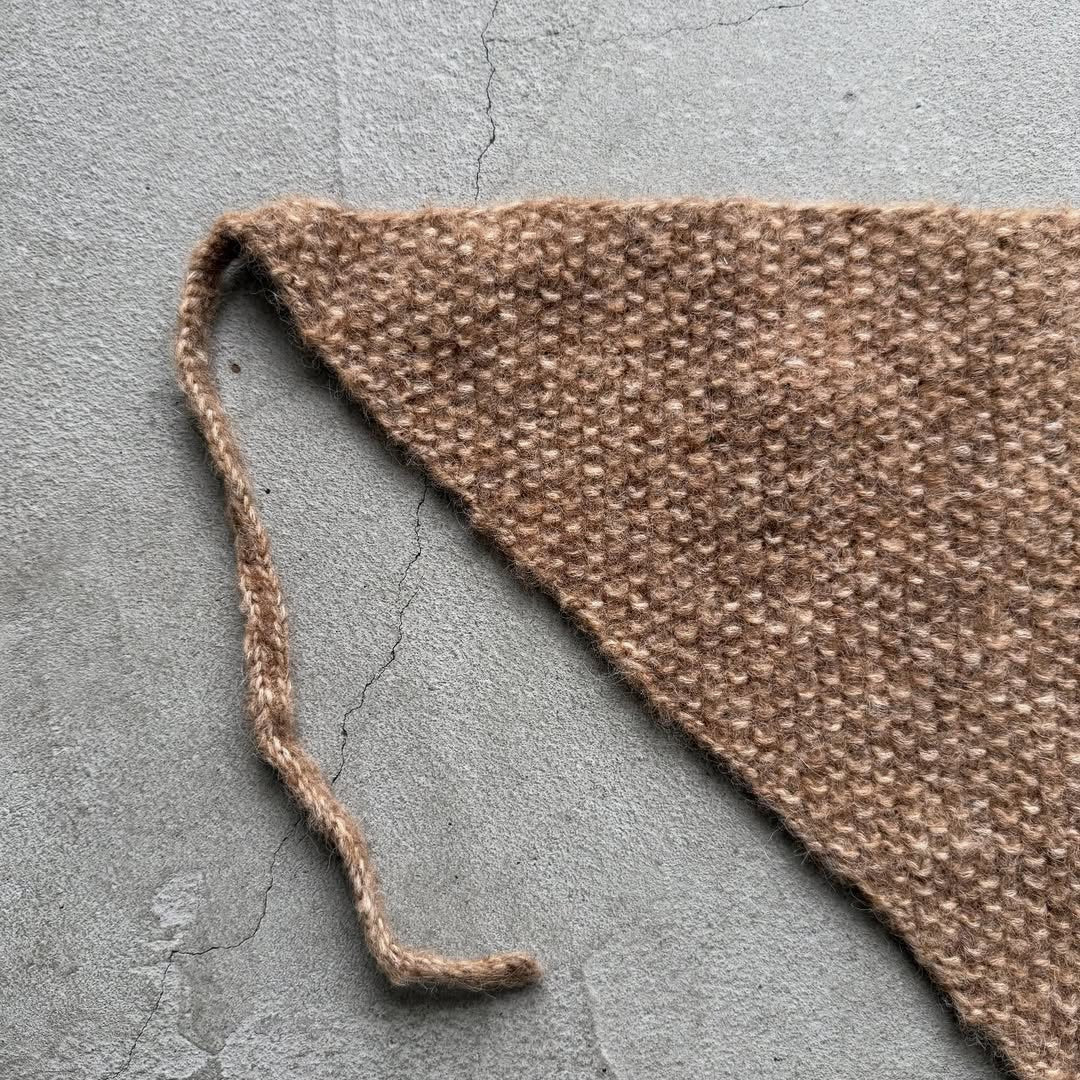 Karakoram アルパカコットントライアングルスカーフ　ライトブラウン