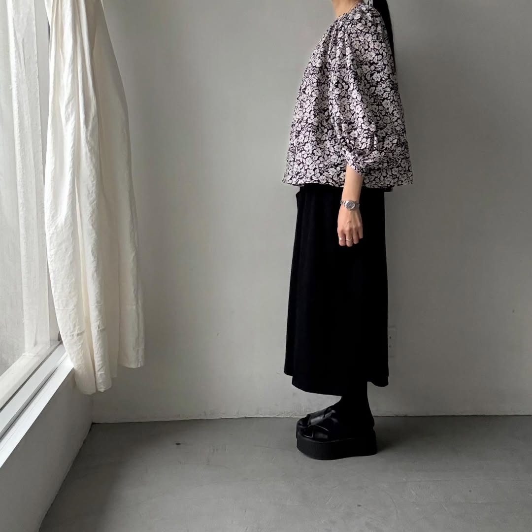 R&D.M.Co ワイルドベリーリネンギャザースモック　ブラック×ホワイト