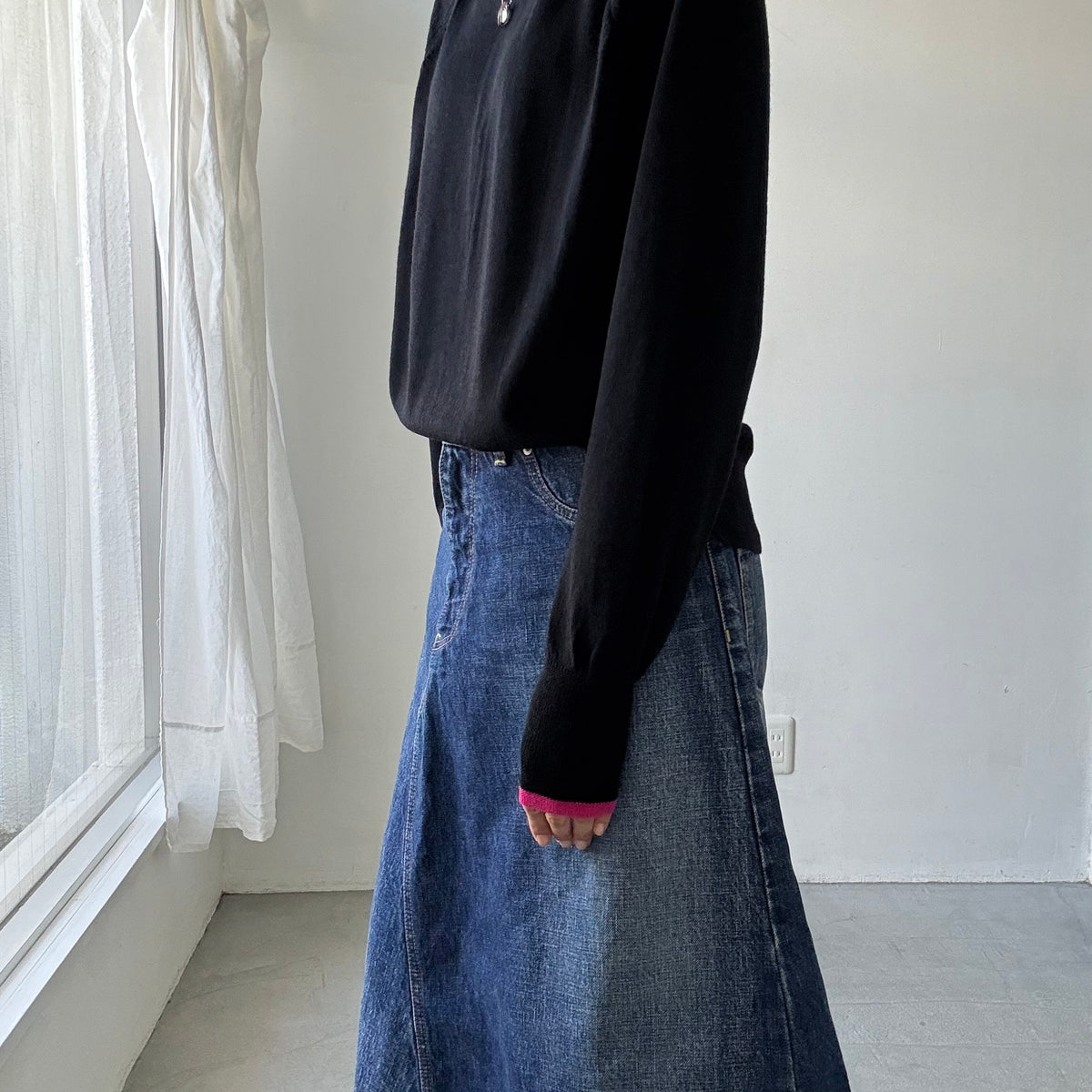 atelier naruse ウールタートルネックニット　ブラック×袖口ピンク