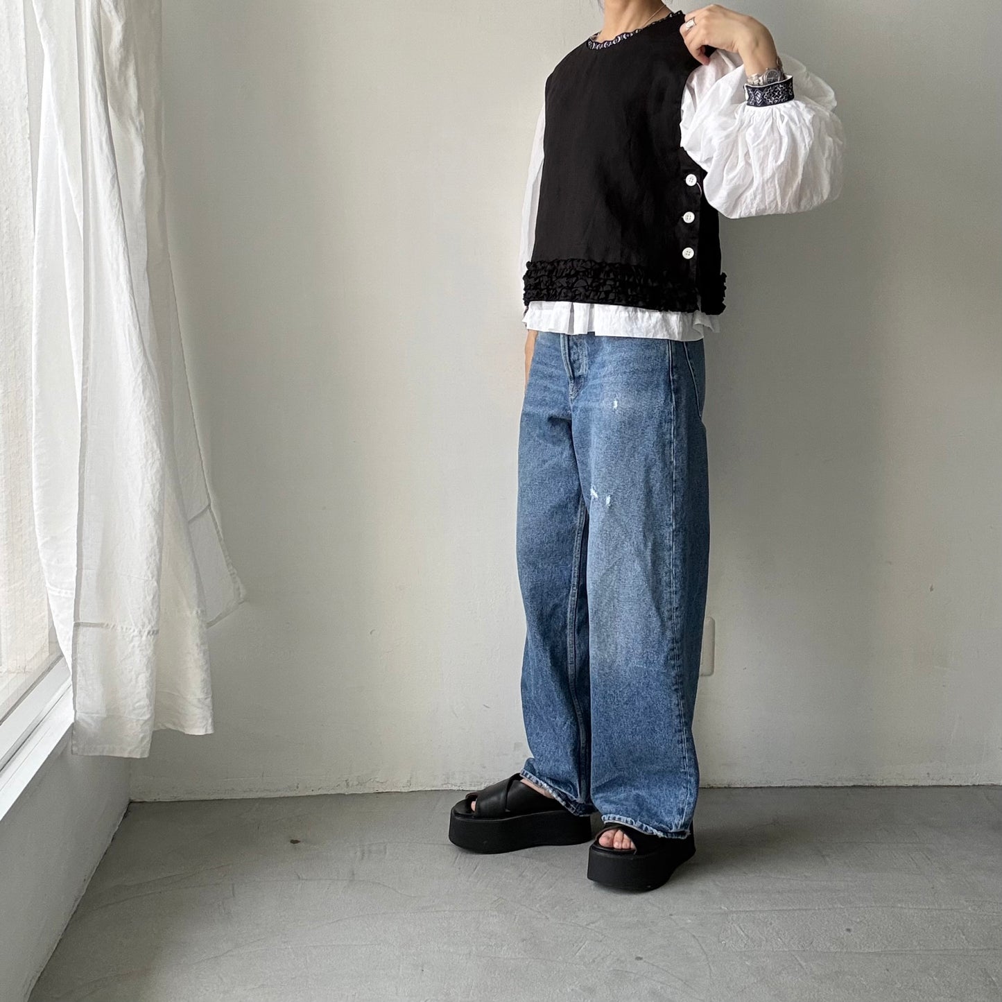 R&D.M.Co  リネンガーメントダイフリルデコレーションボタンビブ