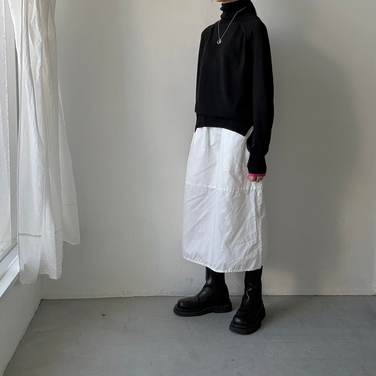 atelier naruse ウールタートルネックニット　ブラック×袖口ピンク