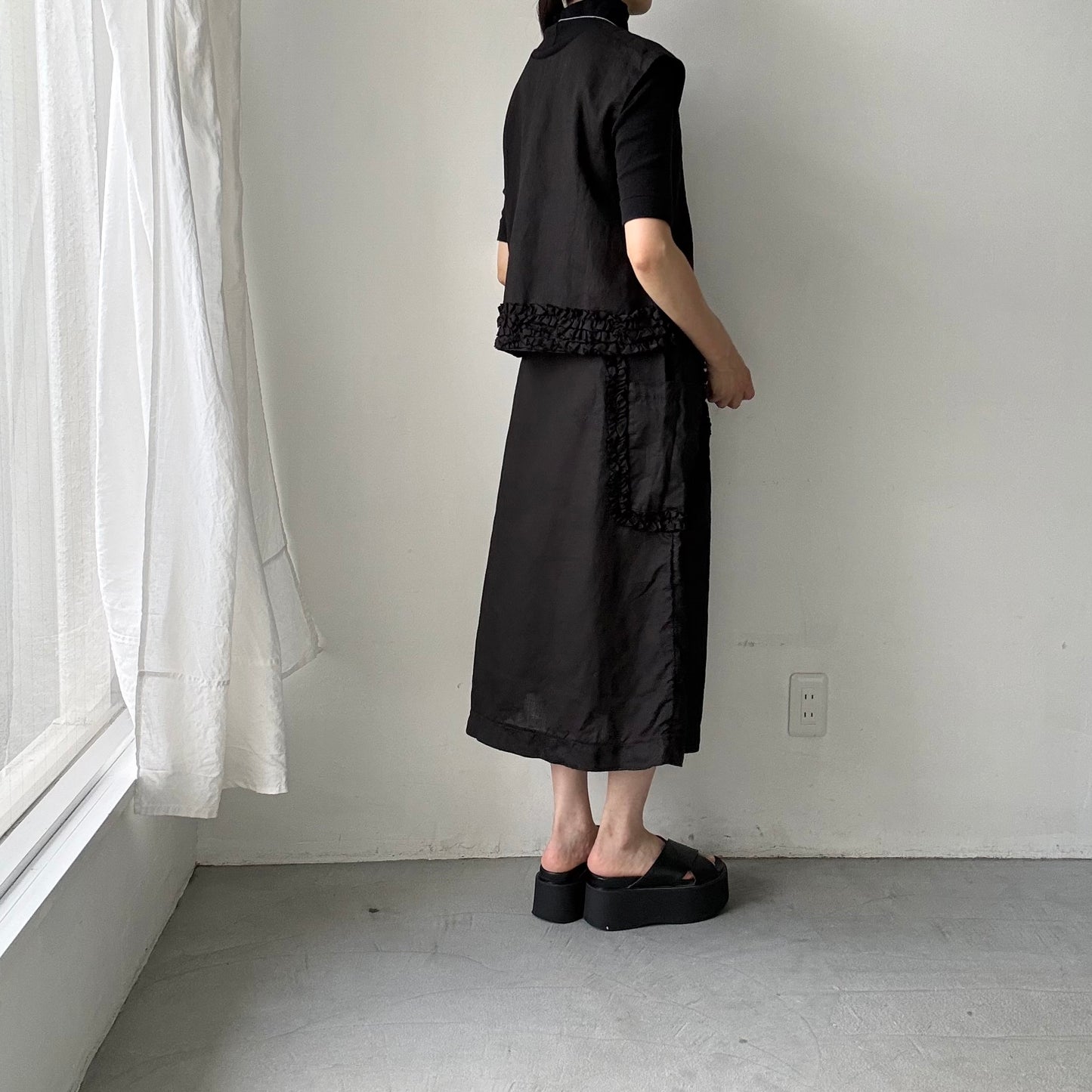 R&D.M.Co  リネンガーメントダイフリルデコレーションボタンビブ