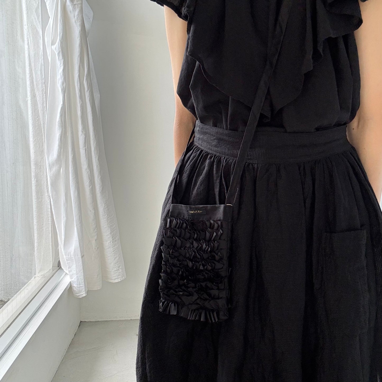 R&D.M.Co プレーンシルクフリルポシェット　ブラック